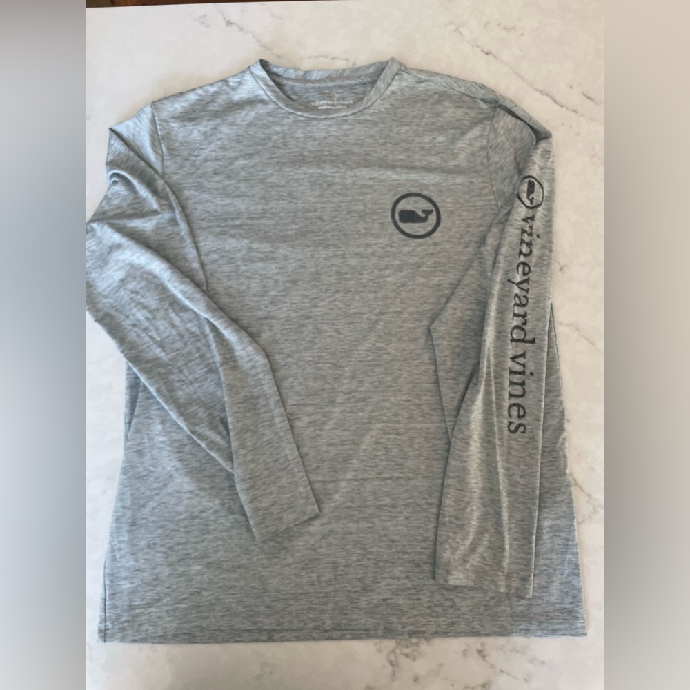 Men’s size Medium vineyard vines performance long sleeve shirt